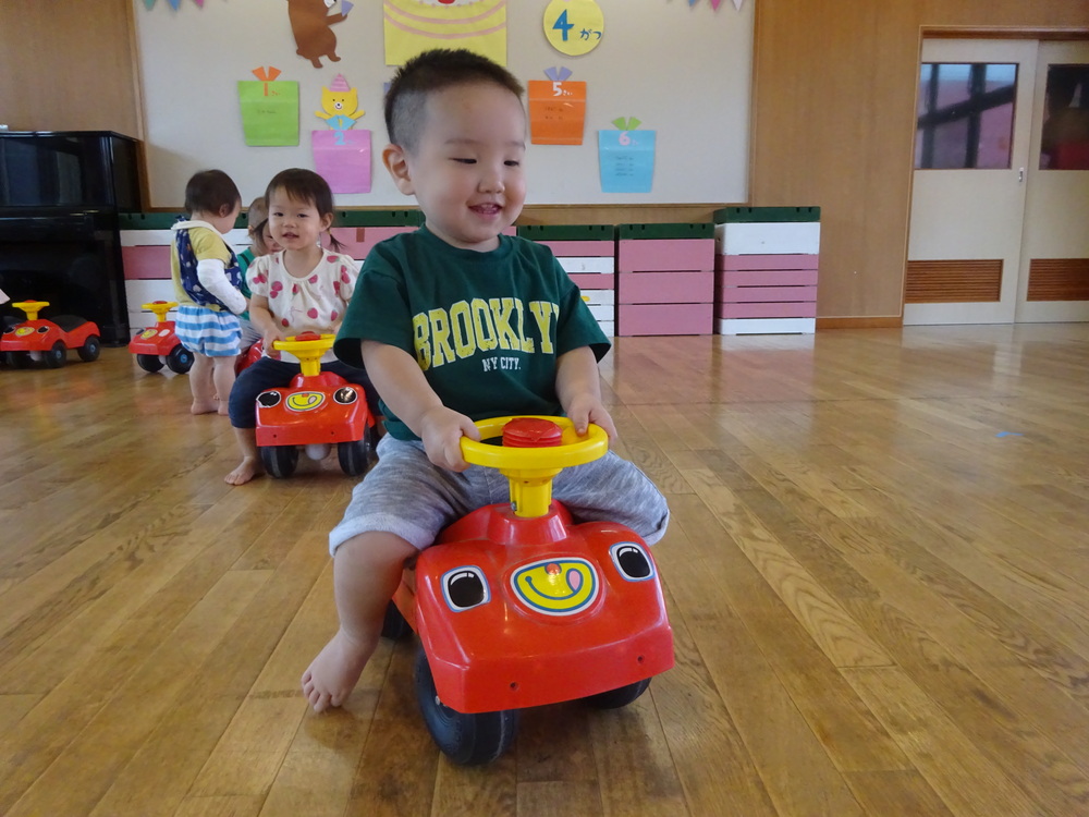 コンビカーに乗っている男の子