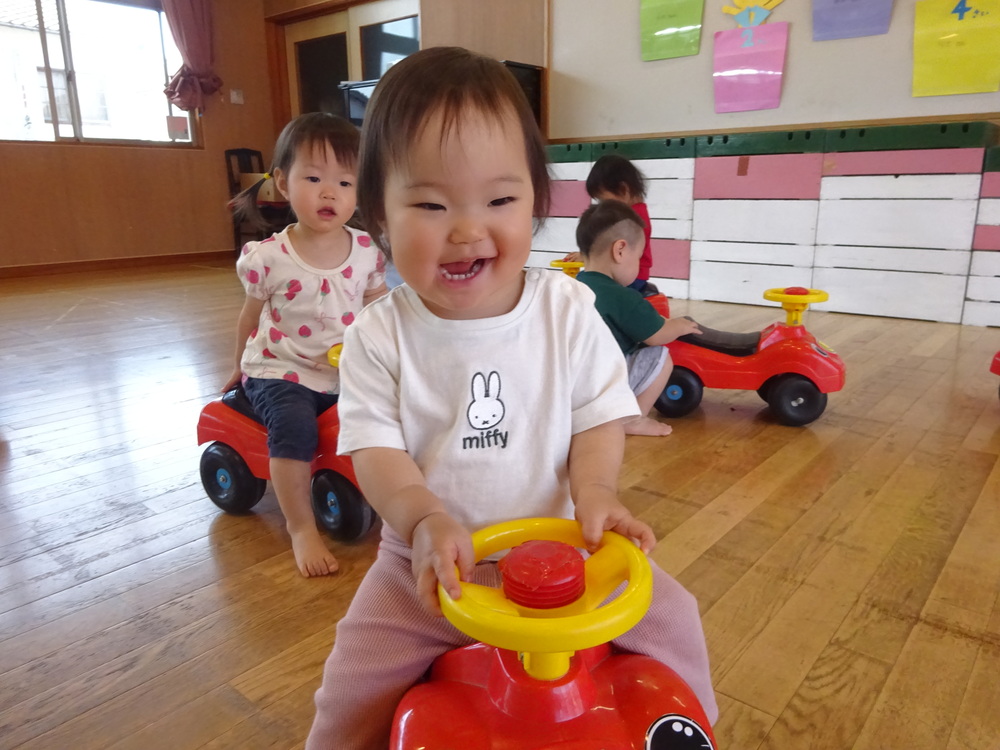 コンビカーに乗っている女の子