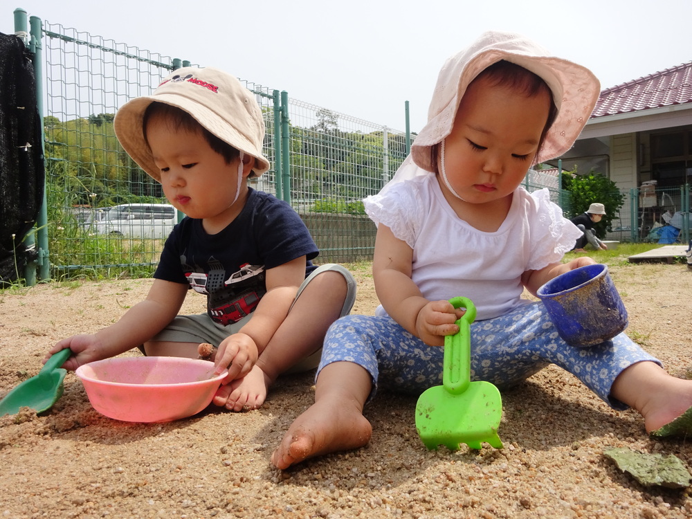 園庭で遊ぶ子ども