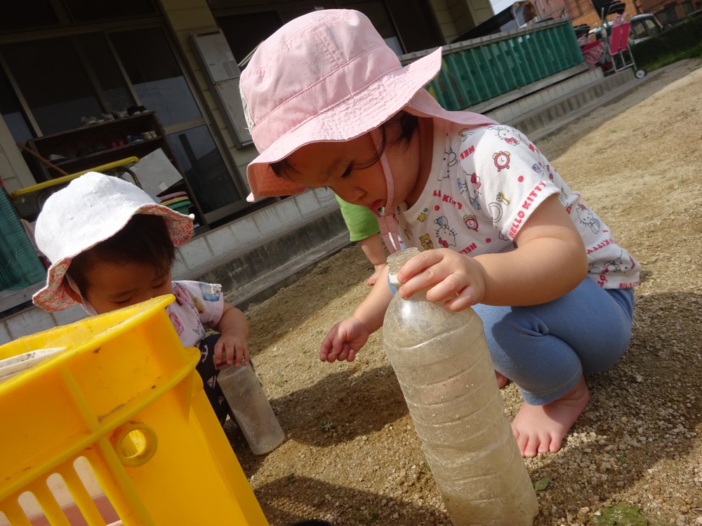 園庭で遊ぶ子ども