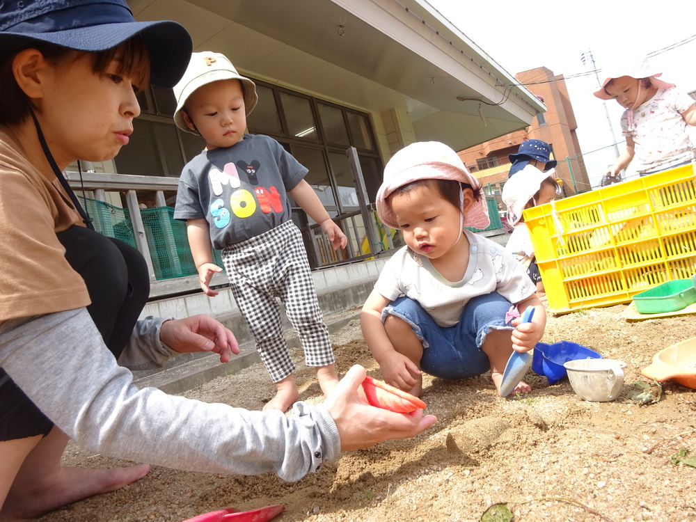 園庭で遊ぶ子ども