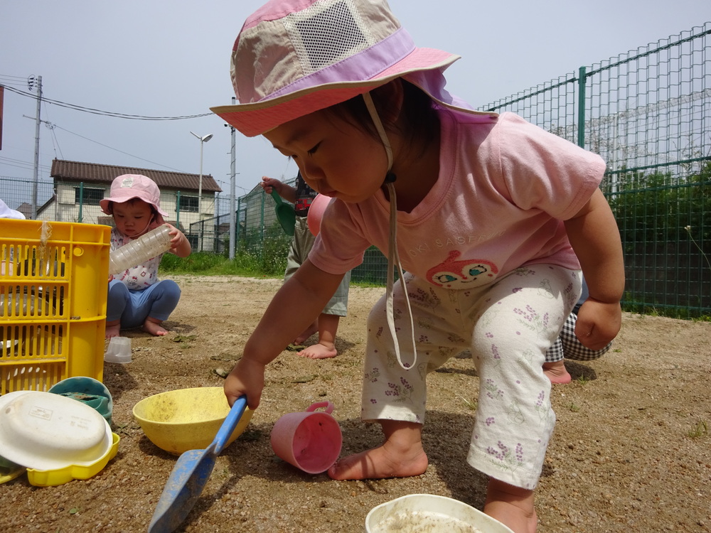 園庭で遊ぶ子ども