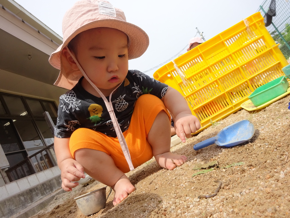園庭で遊ぶ子ども