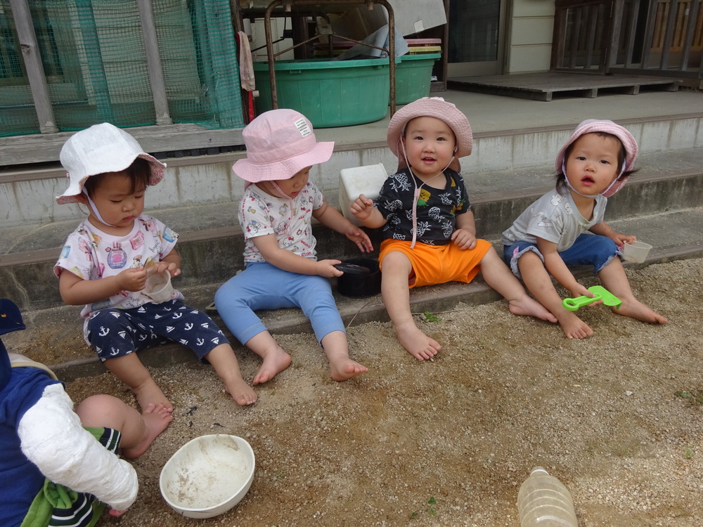 園庭で遊ぶ子ども