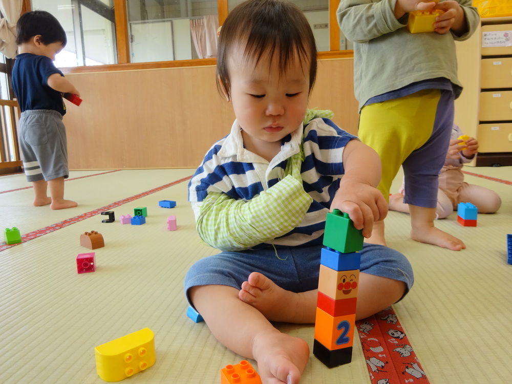 ブロック遊びをしている男の子