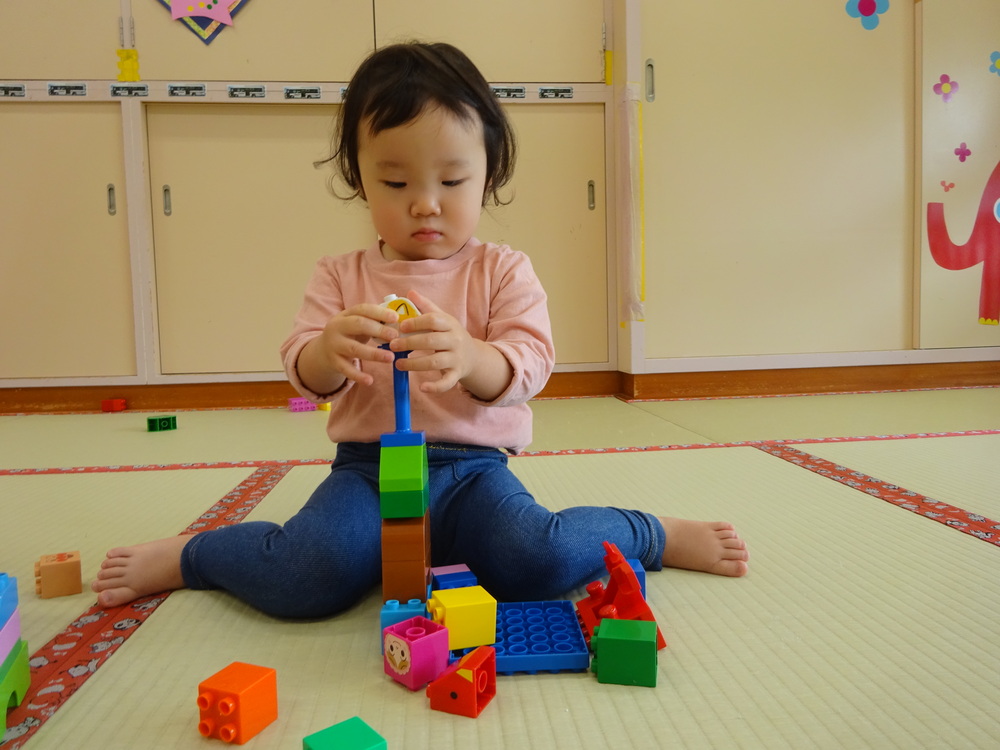 ブロック遊びをしている女の子