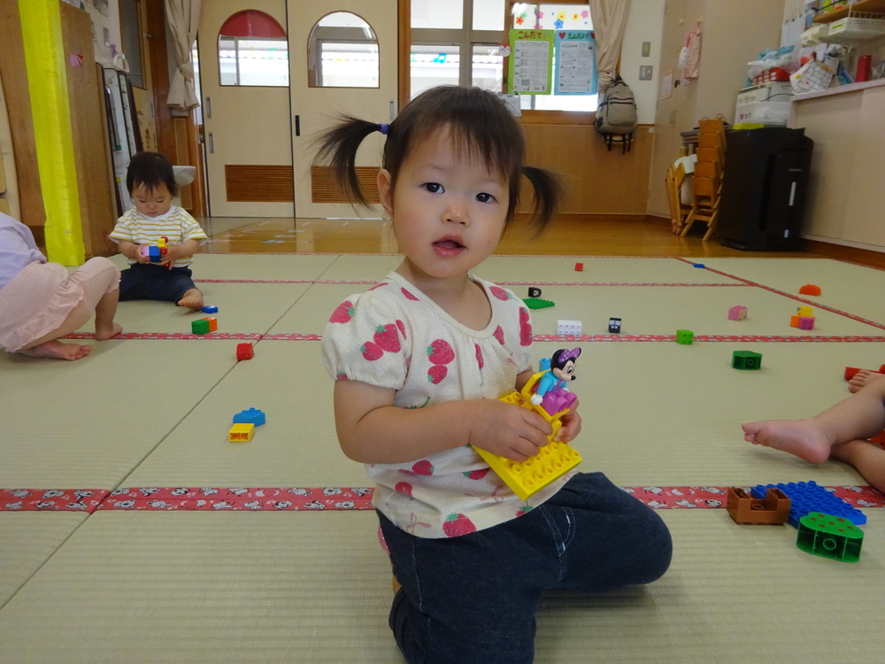 ブロック遊びをしている女の子