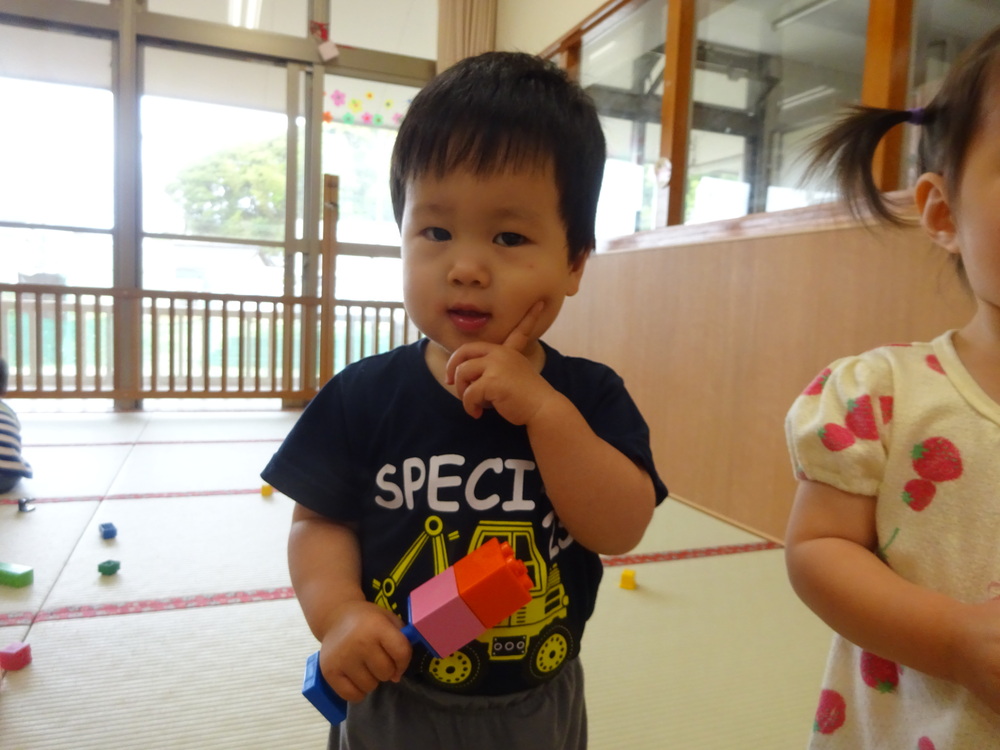 可愛いポーズをしている男の子