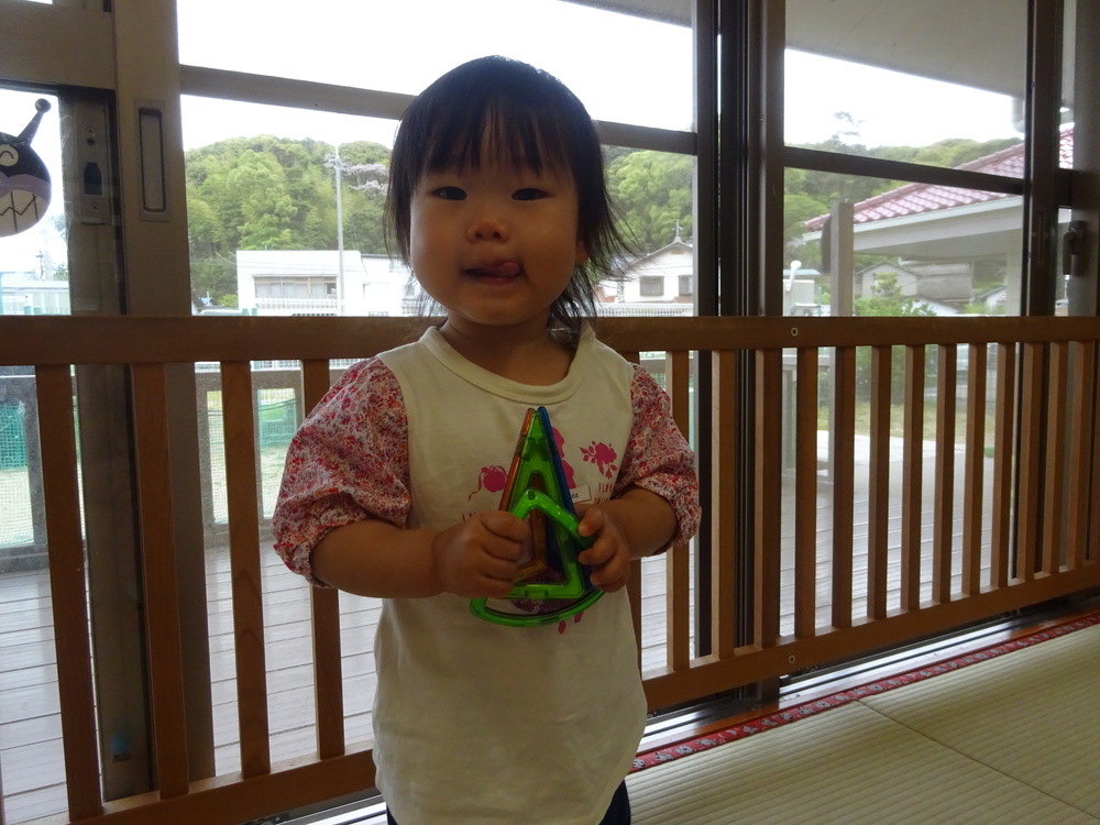 マグブロックで遊ぶ男の子