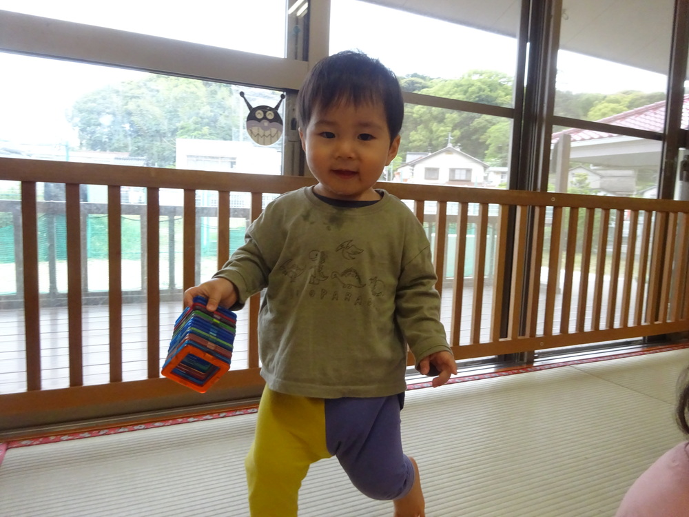 マグブロックをしている男の子
