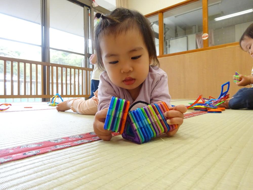 マグブロックをしている女の子