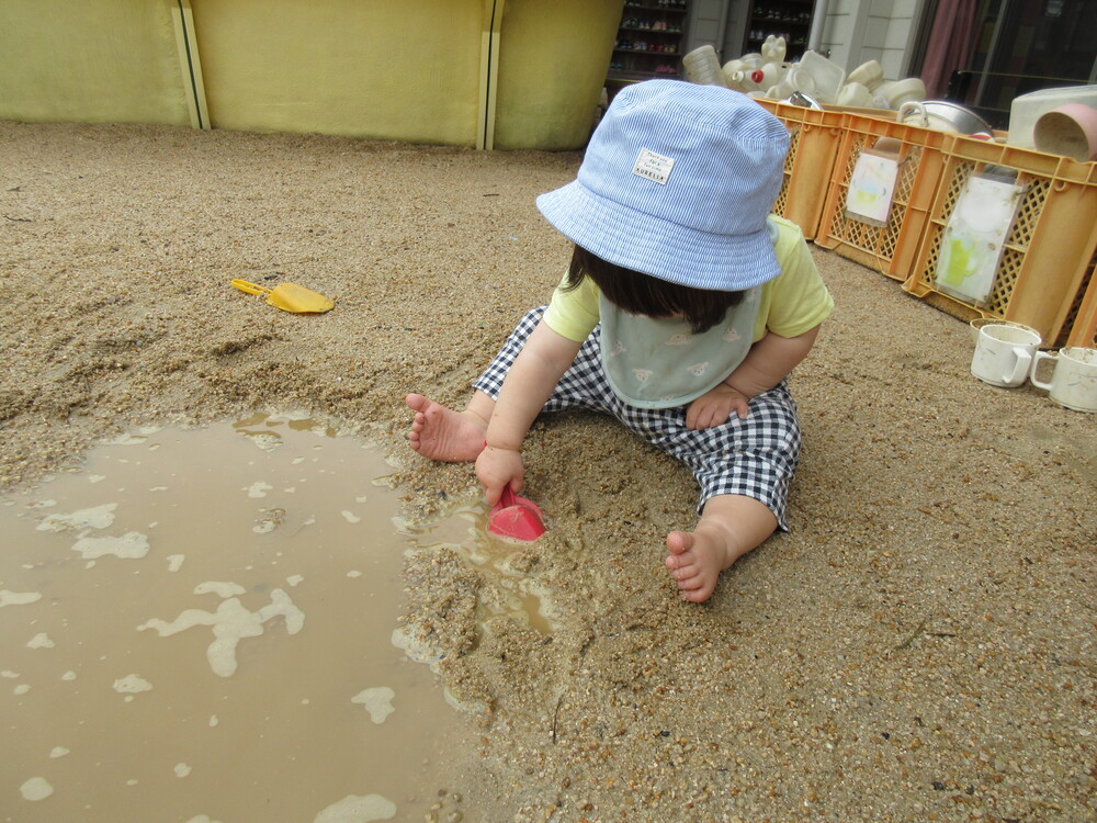 水たまりで遊んでいる３