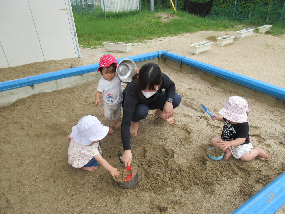 砂場で遊んでいる