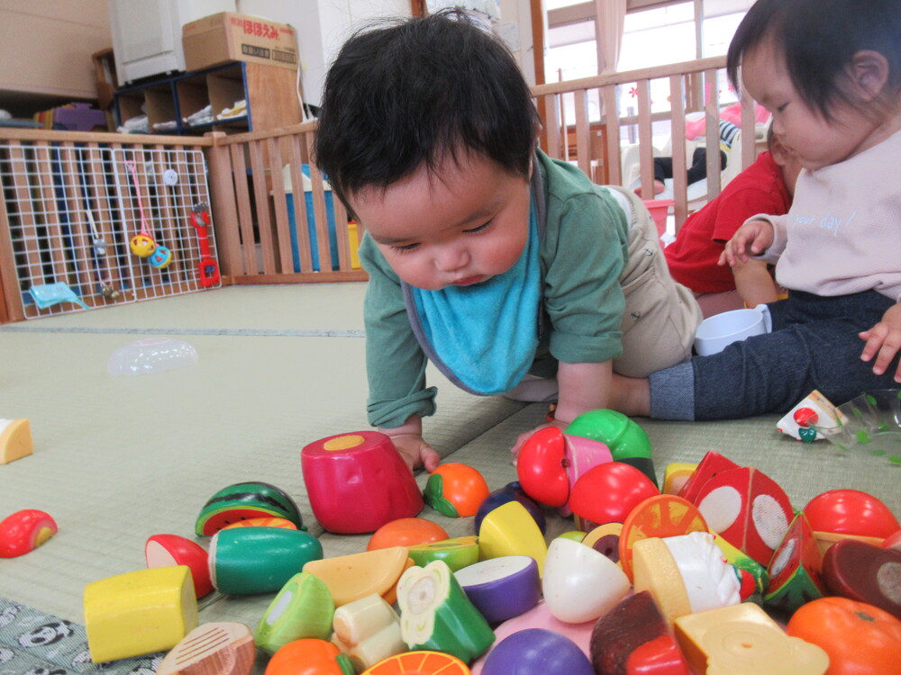 食材を選ぶ子ども