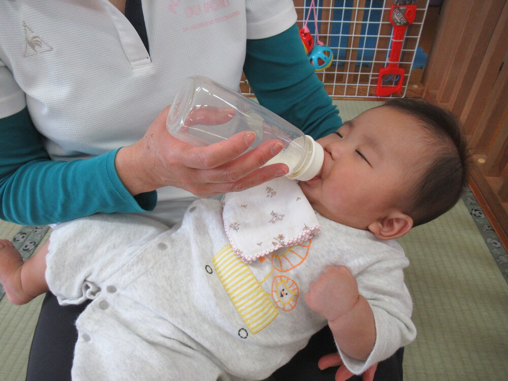 ミルクを飲む子ども