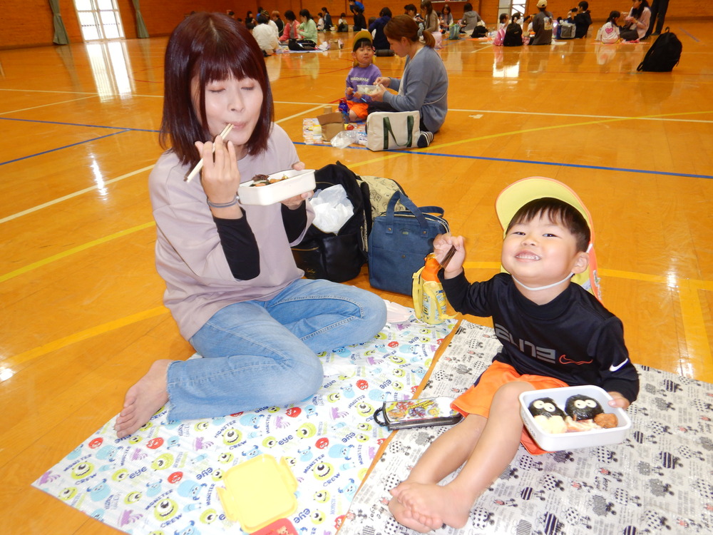 お弁当を食べる