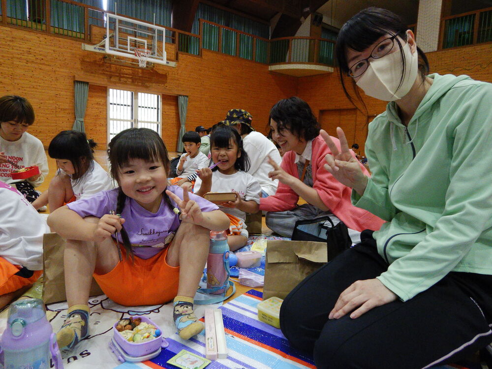 親子でお弁当を食べている