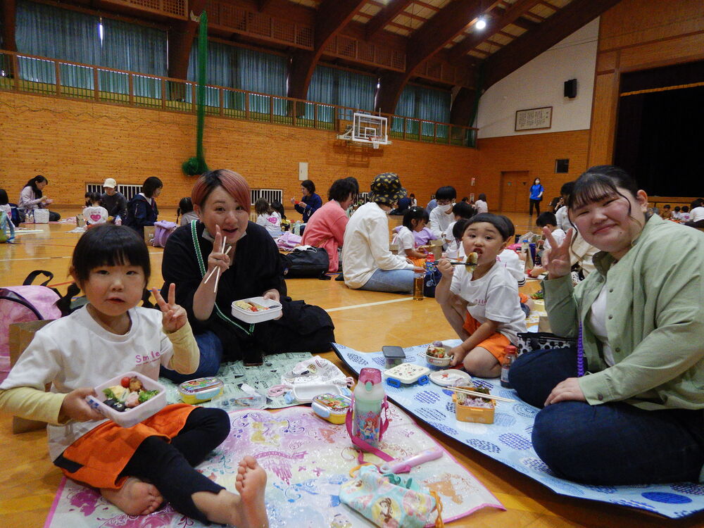 親子でお弁当を食べている