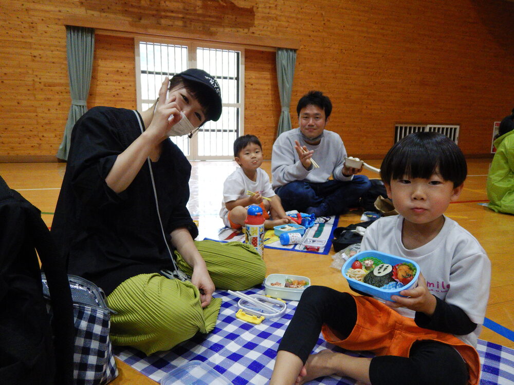 親子でお弁当を食べている