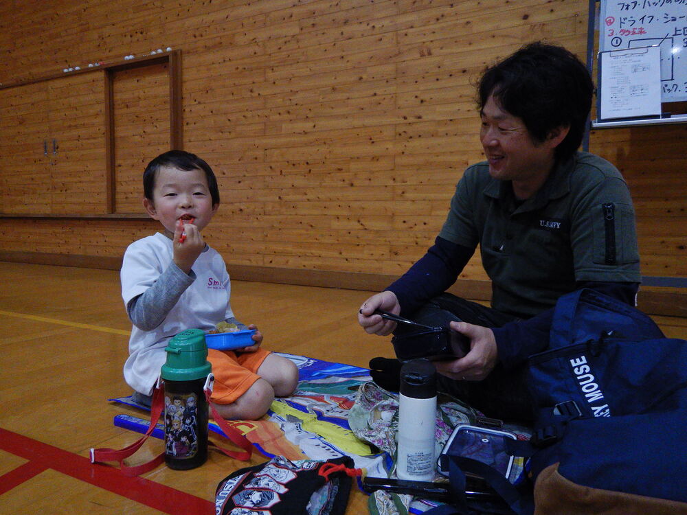 親子でお弁当を食べている