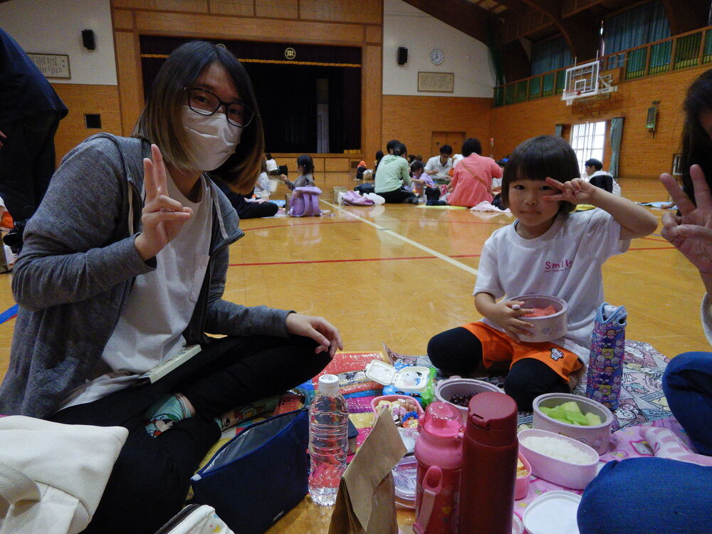 親子でお弁当を食べている