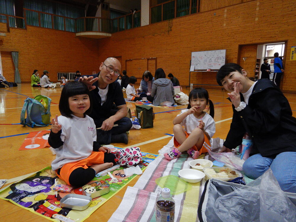 親子でお弁当を食べている