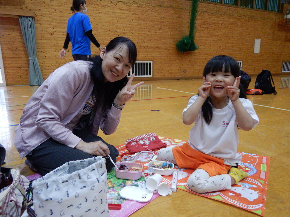 親子でお弁当を食べている