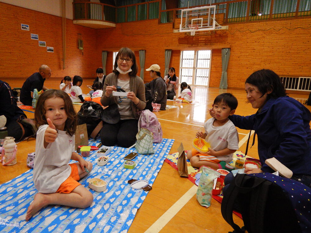 親子でお弁当を食べている