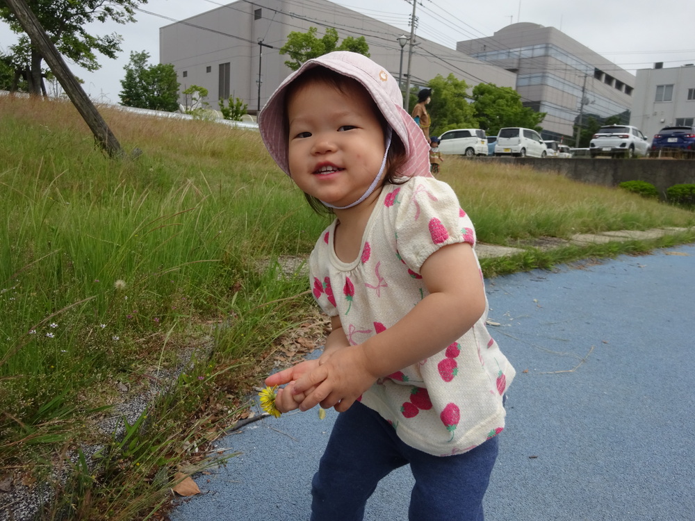 お花を持っている女の子