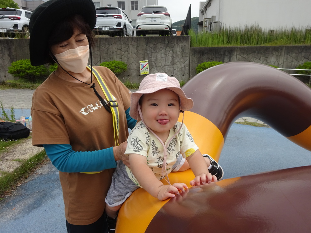 オブジェに乗っている男の子