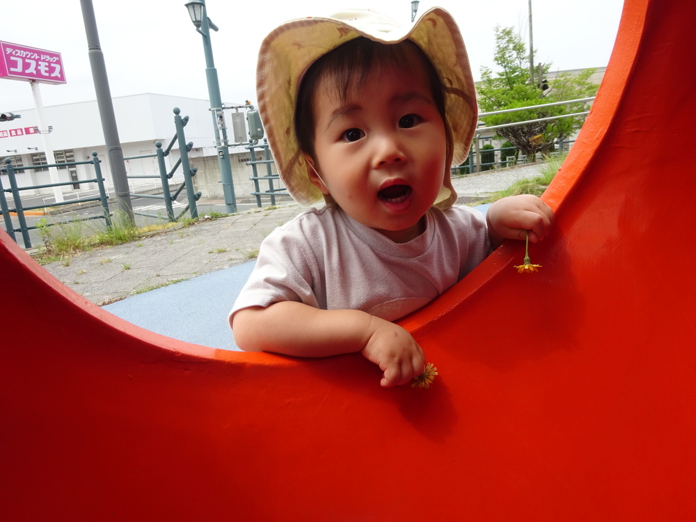 オブジェから顔を出している男の子