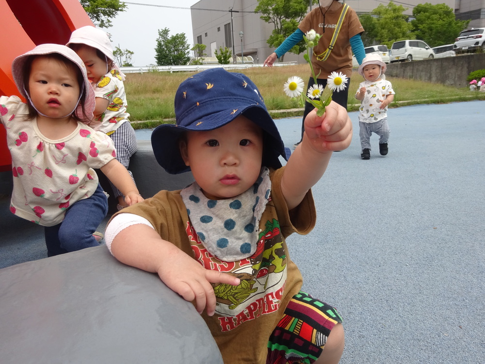 お花を見せている男の子