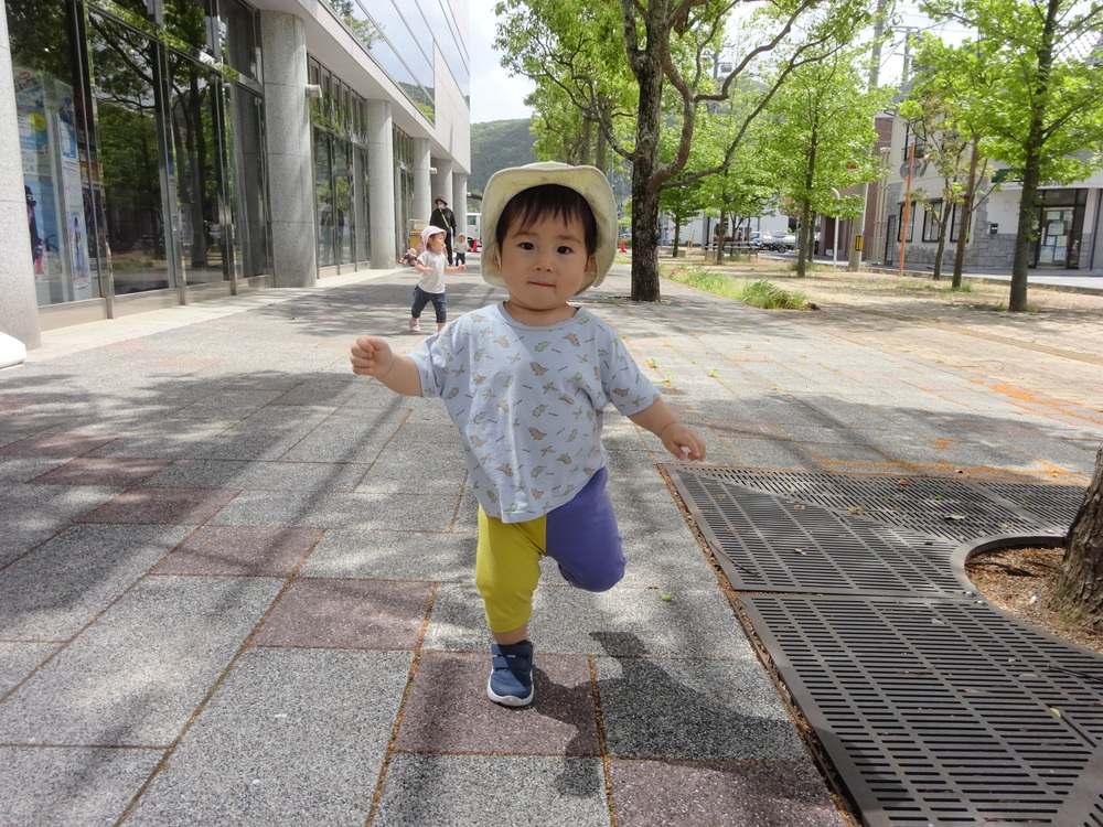 かけっこをしている男の子