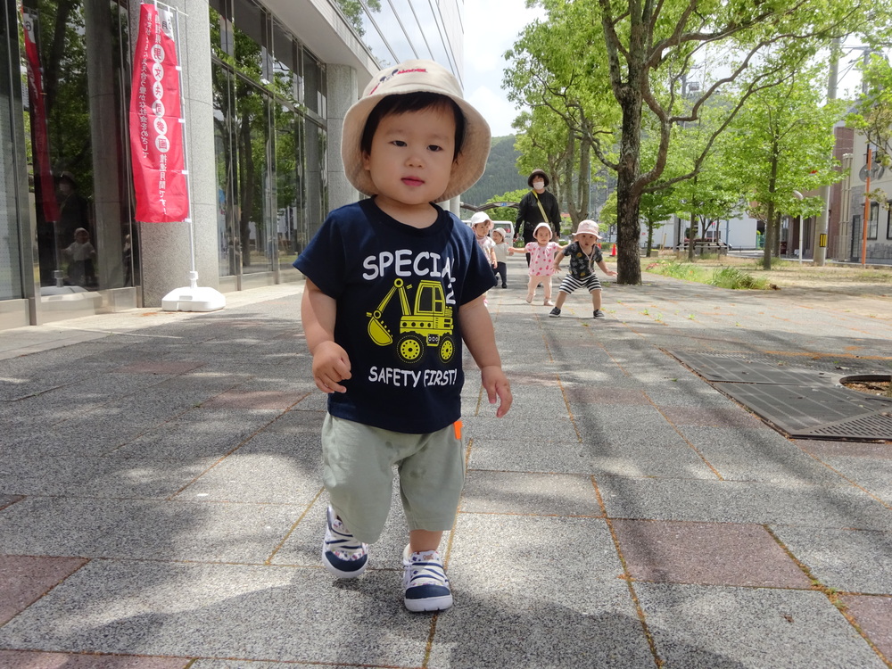 かけっこをしている男の子