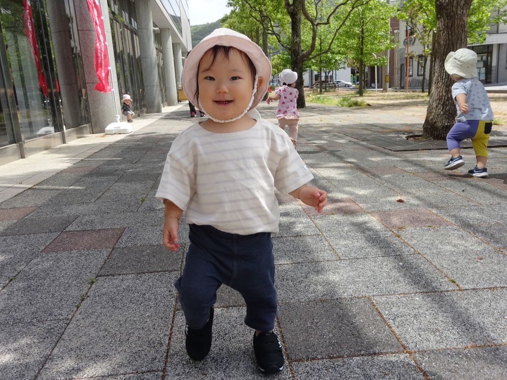 かけっこをしている女の子