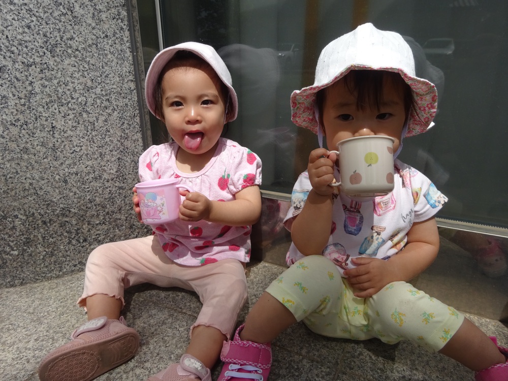 お茶を飲んでいる女の子たち