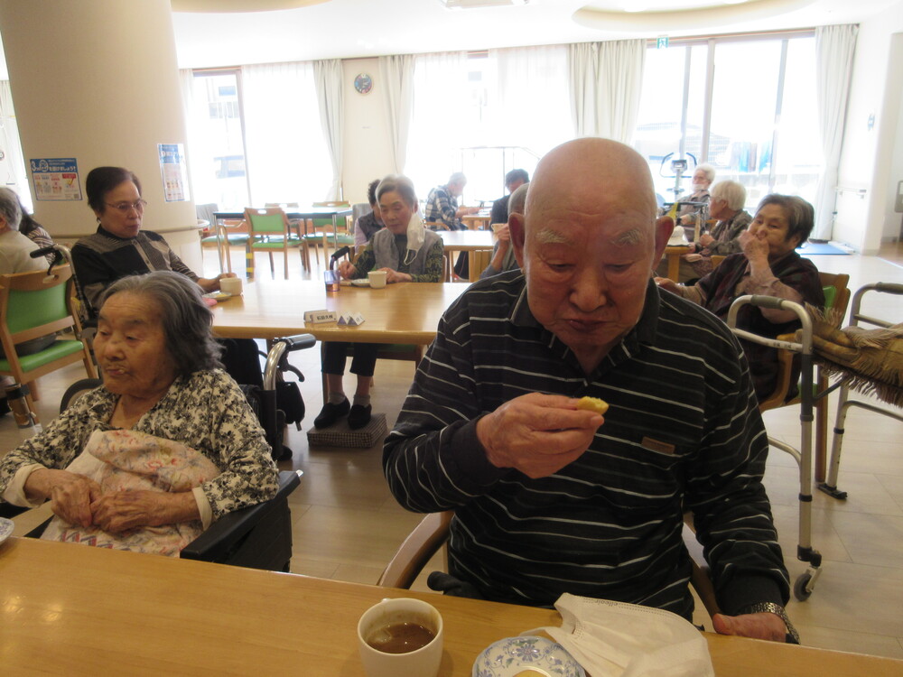 笑顔で食べている様子