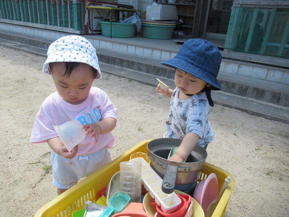 男の子と女の子がおもちゃを選んでいる