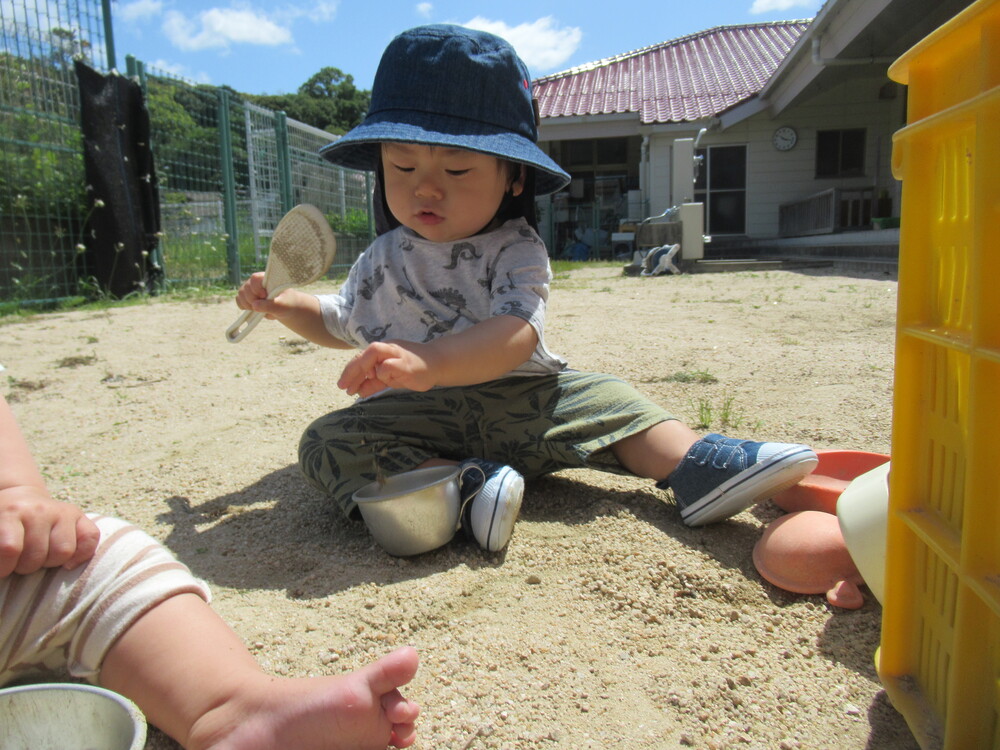 男の子が砂を持っている