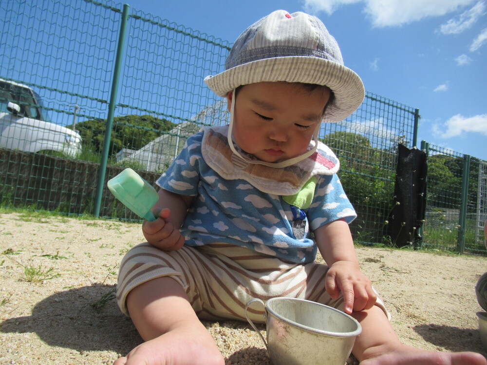 男の子がスコップを持っている