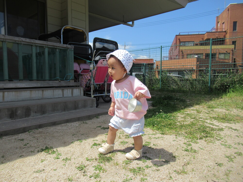 女の子が園庭を探索している