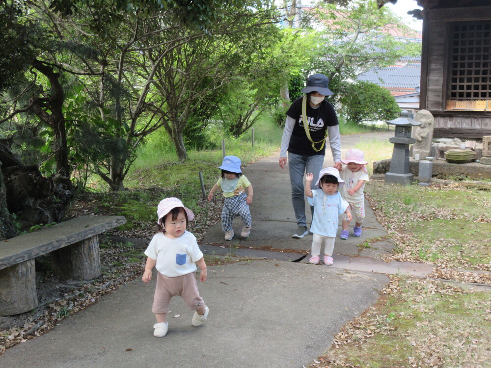 散策している