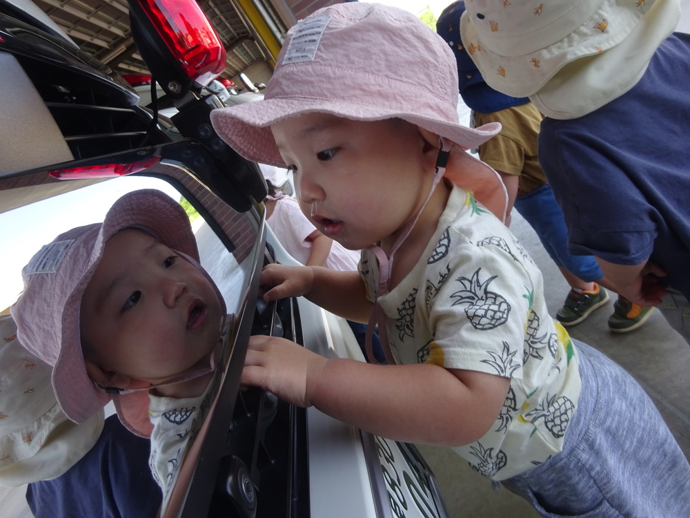 消防車を見る男の子
