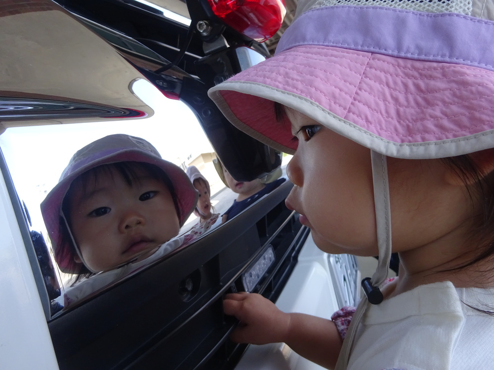 消防車を見る女の子