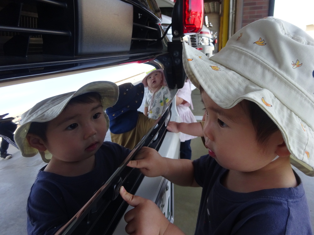 消防車を指さす男の子