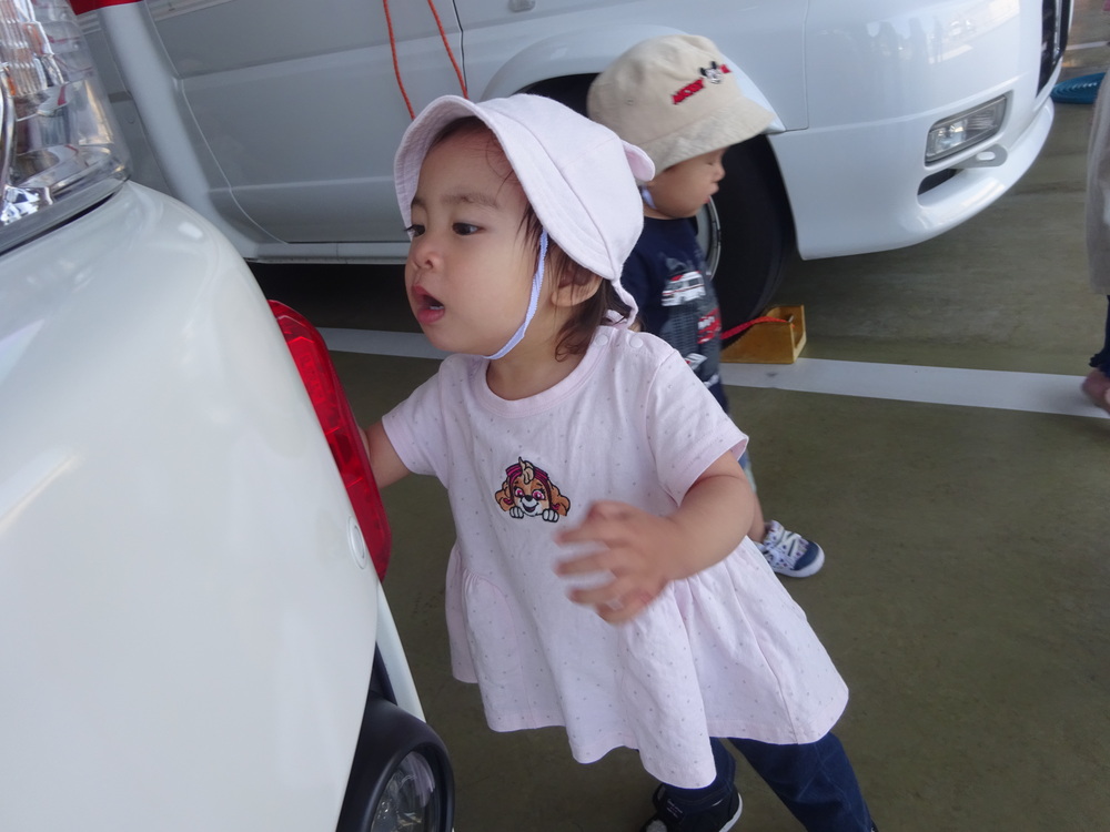 救急車を見る女の子