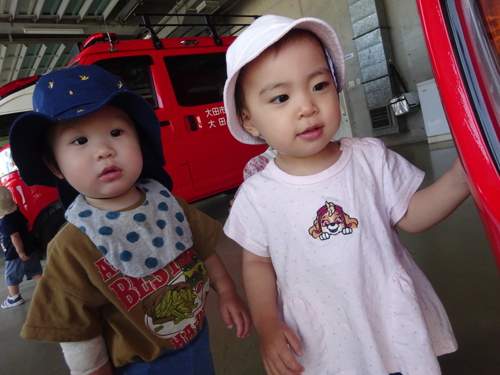 消防車を見る子どもたち