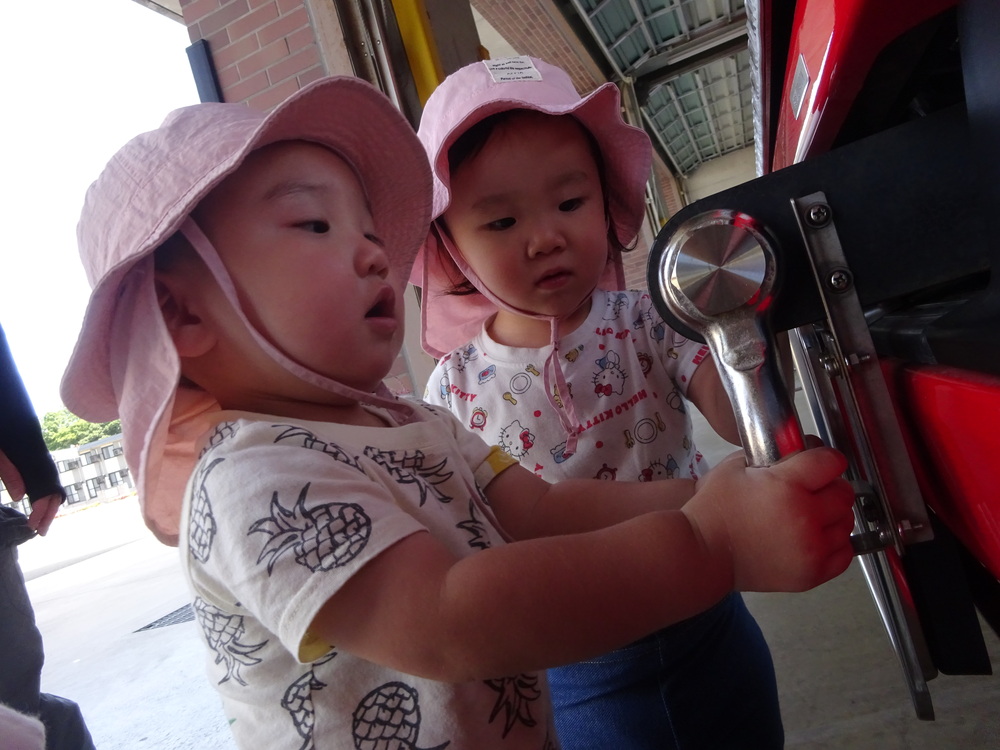 消防車を見る子ども