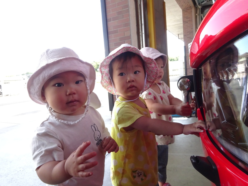 消防車を見る子ども