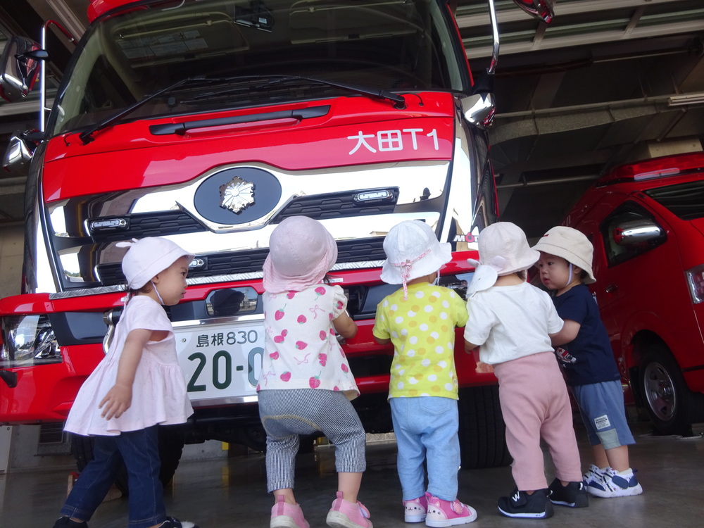消防車を見る子ども